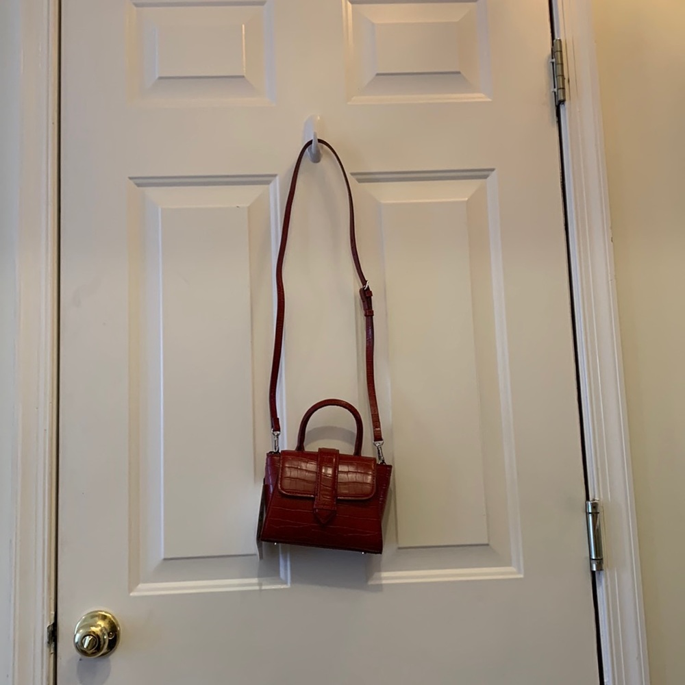 I’m selling these brand new Zara purse. New with tag.